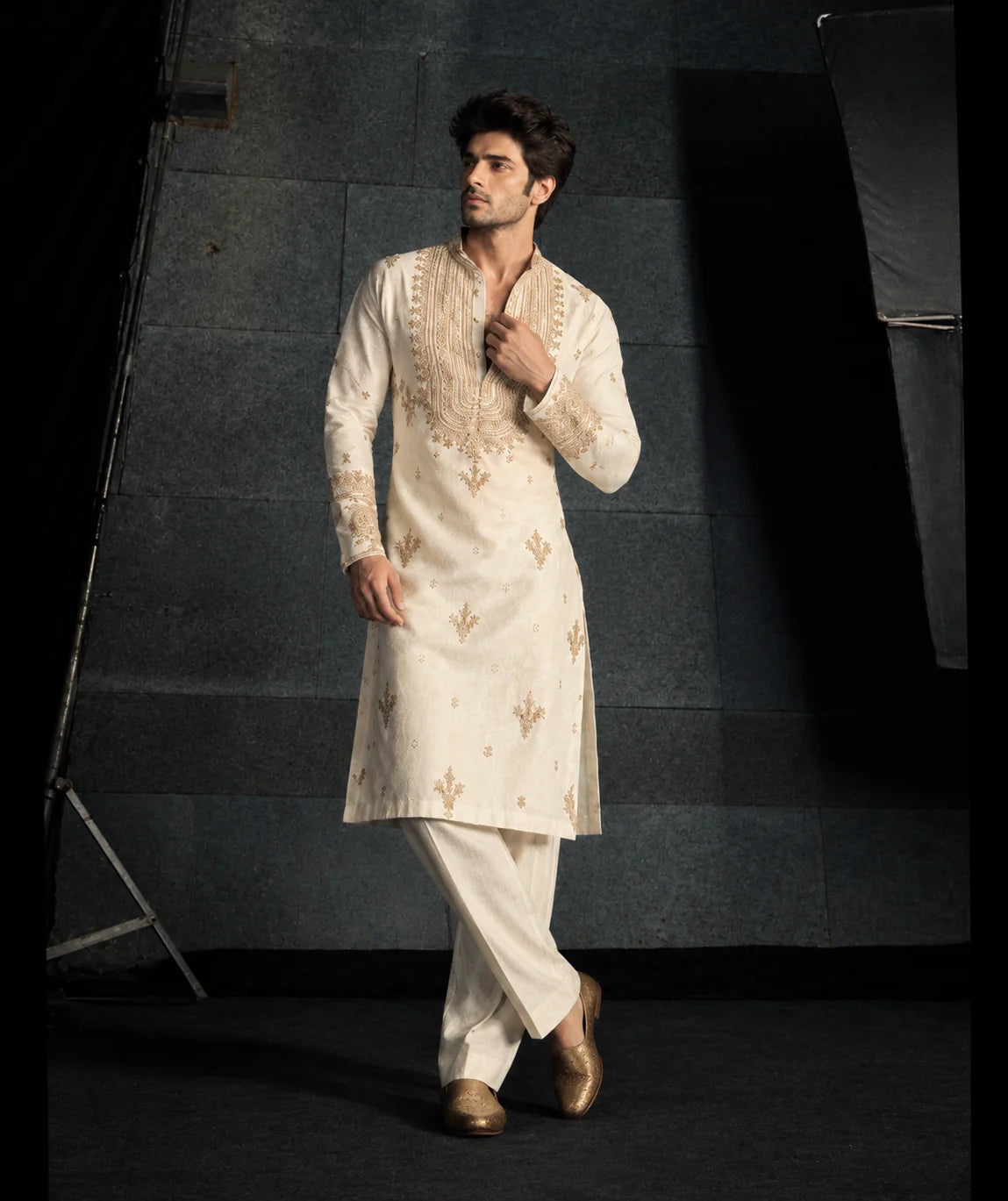Cream Kurta Pant Set With Embroidery